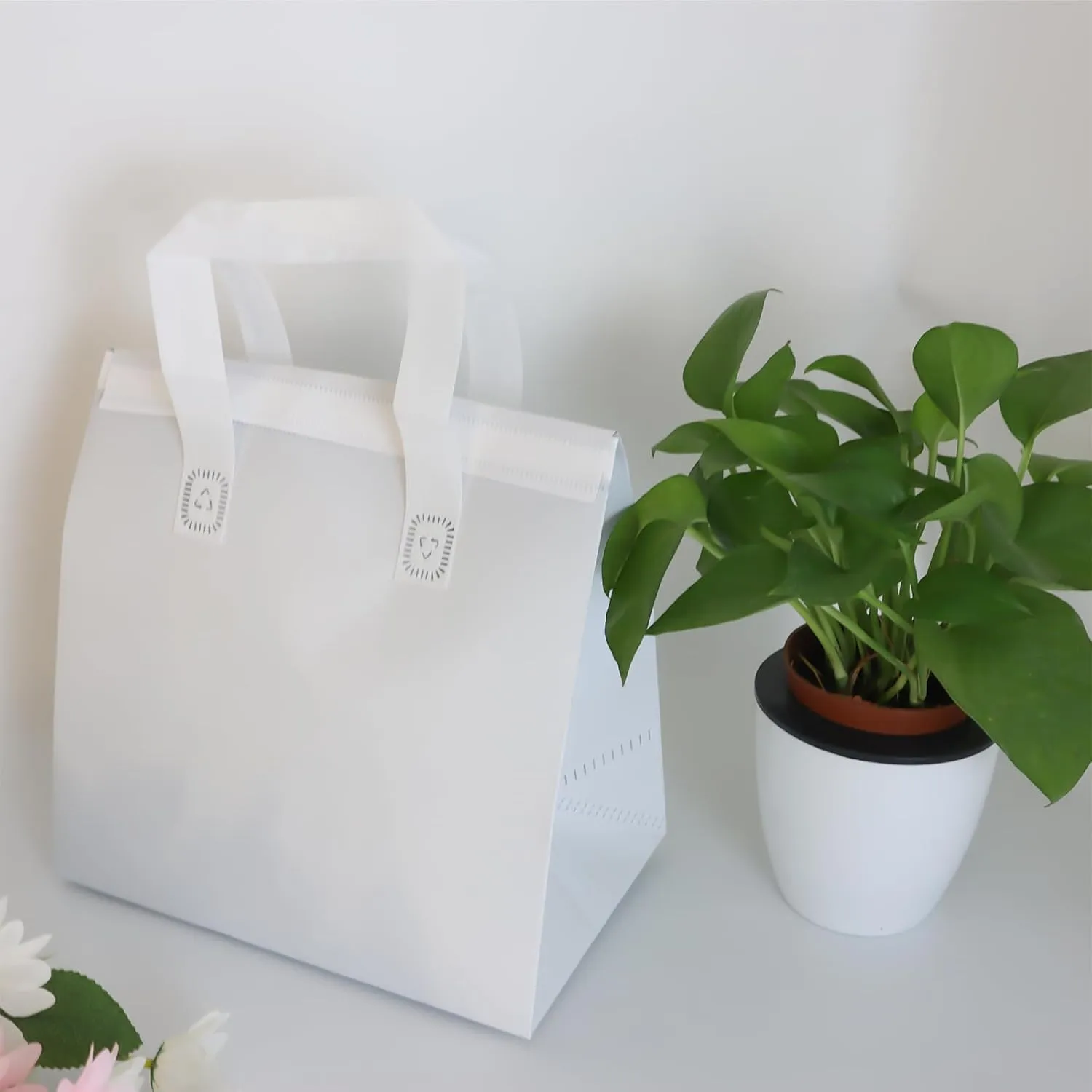 20Pcs Insulated Take Away Bags Disposable Cooler Bag Thermal Lunch Grocery Take Out Bags for Coffee Milk Tea Hot Cold Drink Fresh Food Delivery (Black, White)