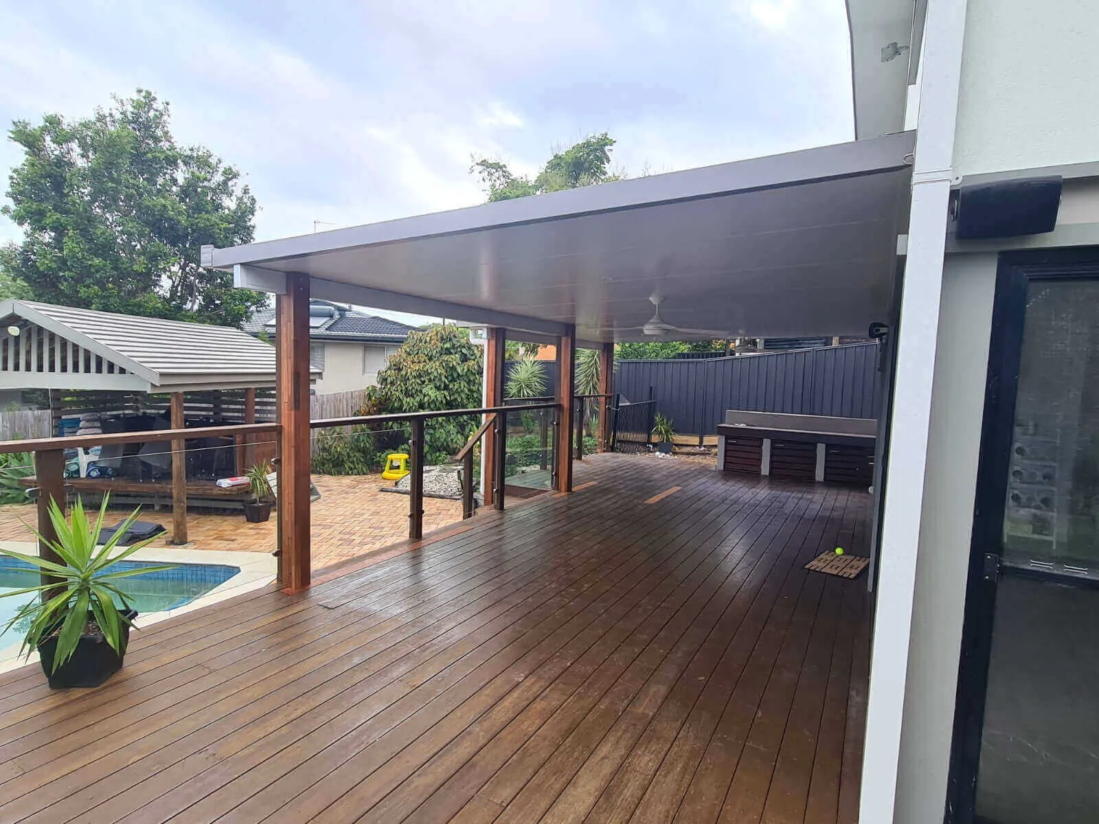 Attached Insulated Patio/Carport Masonry/Brick/Concrete Wall 7 x 2.7m