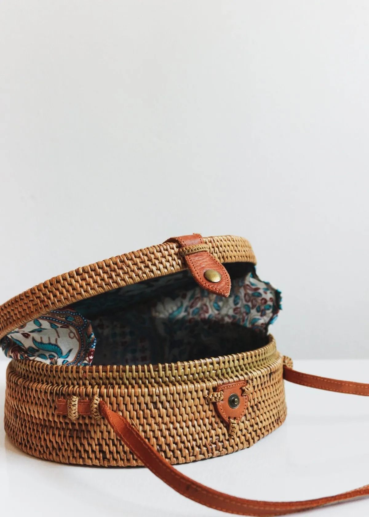 THE WINDING ROAD WOVEN ATA GRASS CIRCLE BAG